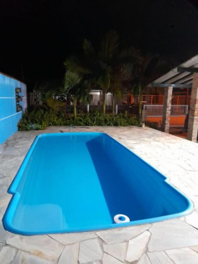 casa aconchegante com piscina e jardim